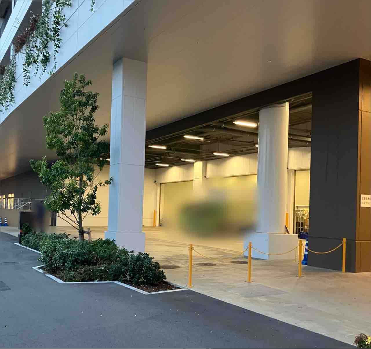 従業員通用口 : 搬入せよ