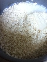 甘酒・粥に麹入れる