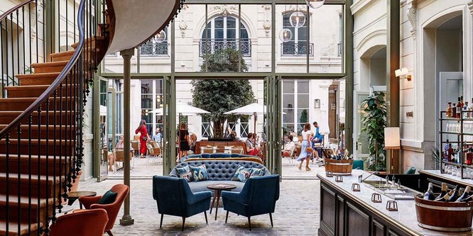 PAR-dans-le-coeur-de-pierre-de-l-hotel-the-hoxton-2_1-1024x512