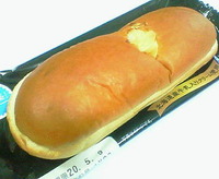 クリームを味わうクリームパン (ファミリーマート)