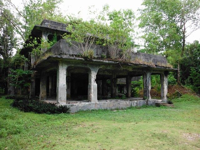 西カロリン海軍航空隊司令部廃墟を歩く 地獄の戦場 帝都を歩く