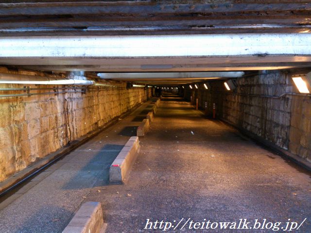 接触痕ありすぎな提灯殺しのガード 高輪橋架道橋 下を歩く 帝都を歩く