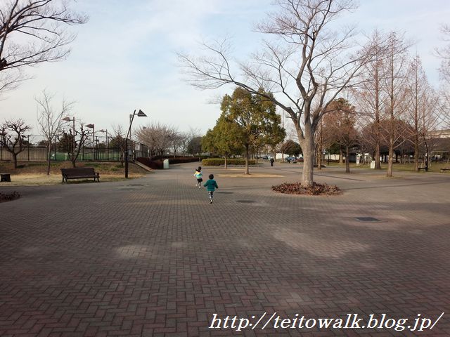 舎人公園を歩く B 29スーパーフォートレスの落ちた地で 帝都を歩く