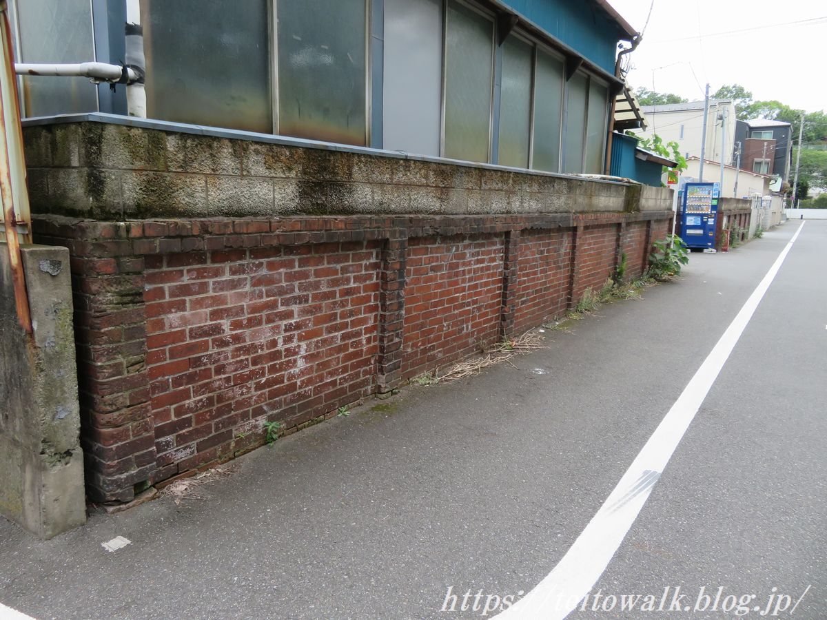 高さ２メートルの牆壁を必要とする「胞衣処理場煉瓦塀」 : 帝都を歩く