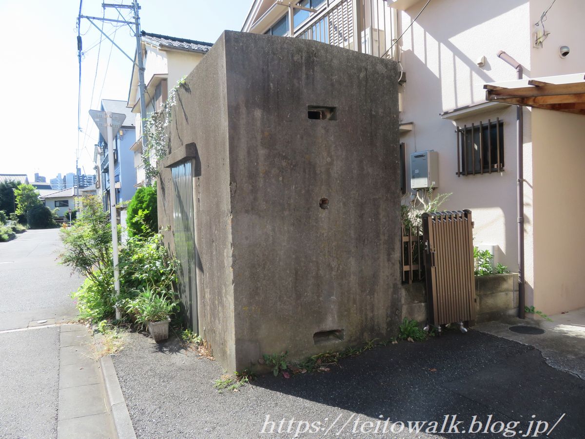 軍用貨物線を監視した「憲兵の詰所」と謎の境界標石 : 帝都を歩く