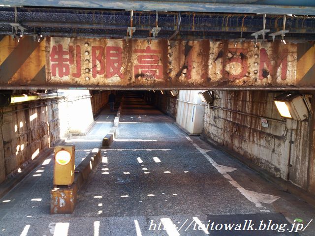 接触痕ありすぎな提灯殺しのガード 高輪橋架道橋 下を歩く 帝都を歩く