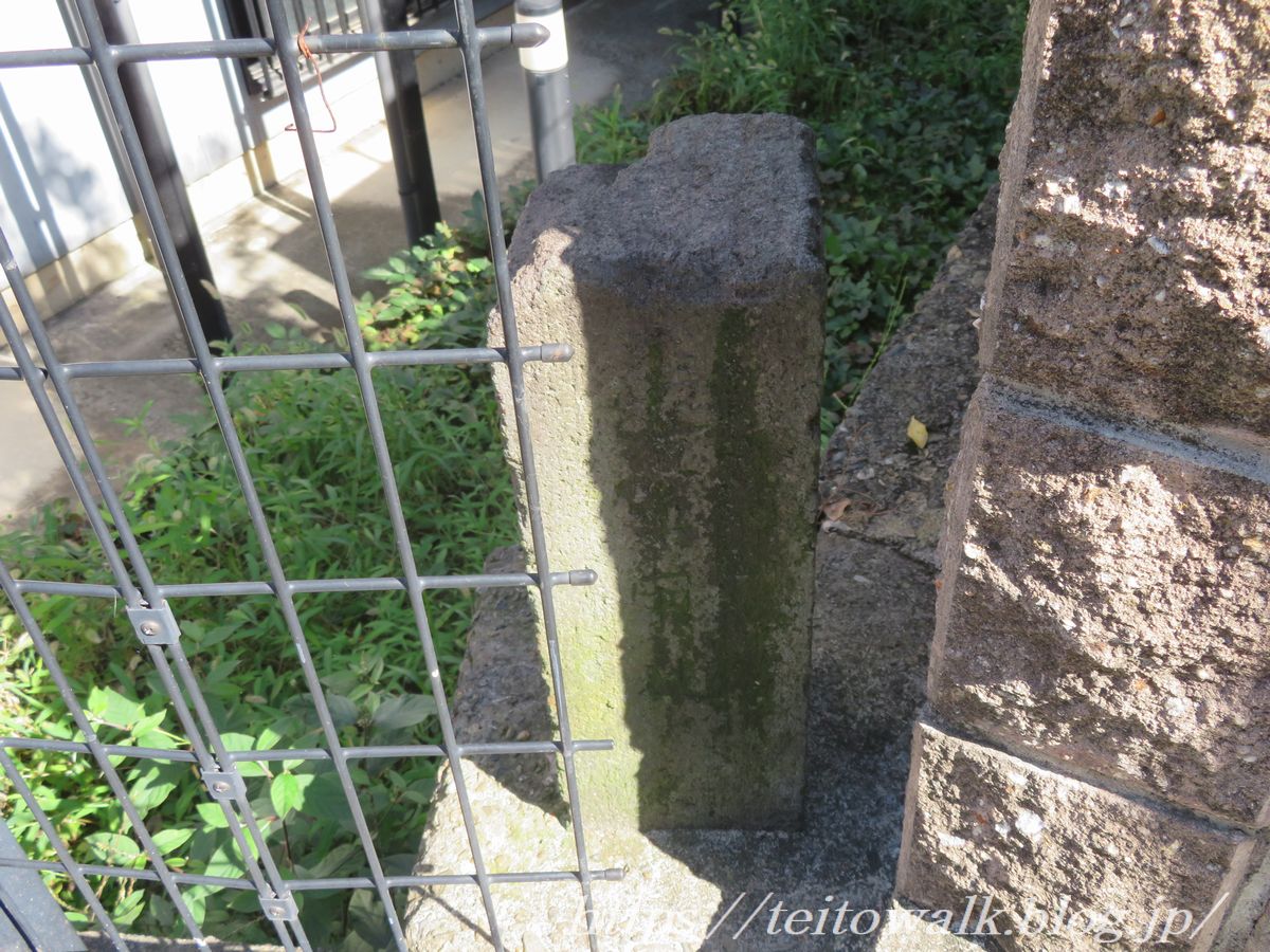 軍用貨物線を監視した「憲兵の詰所」と謎の境界標石 : 帝都を歩く