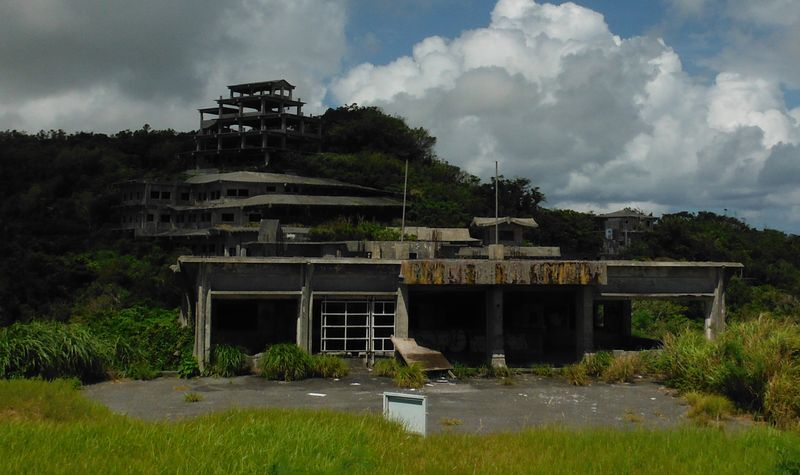 世界遺産中城城跡と巨大廃墟 中城高原ホテル跡を歩く 帝都を歩く