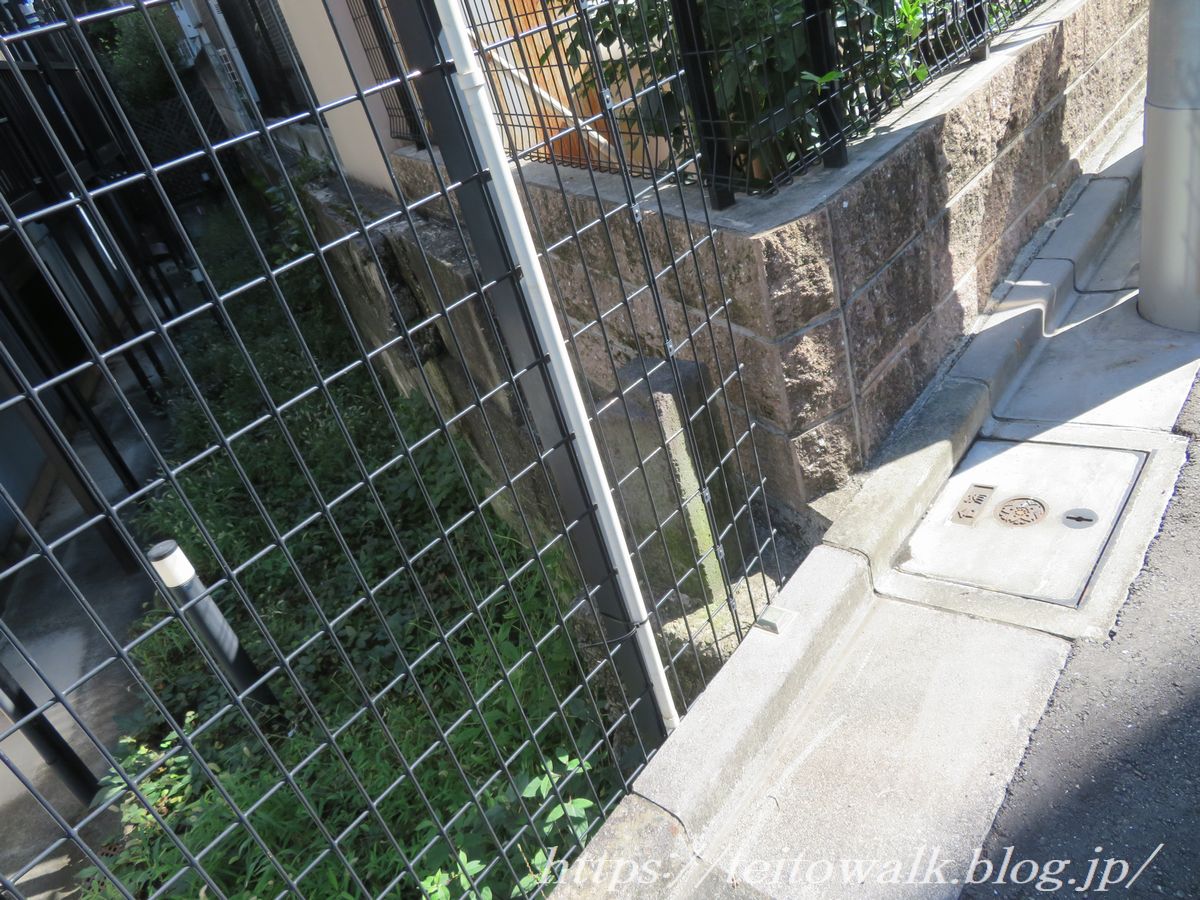 軍用貨物線を監視した「憲兵の詰所」と謎の境界標石 : 帝都を歩く