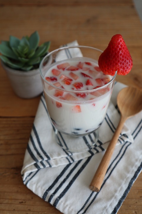 いちごと黒豆の甘酒ココナッツミルク