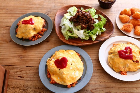 オムライスの昼ご飯とオムライス弁当