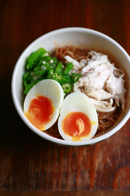 ピビン麺と半熟味玉