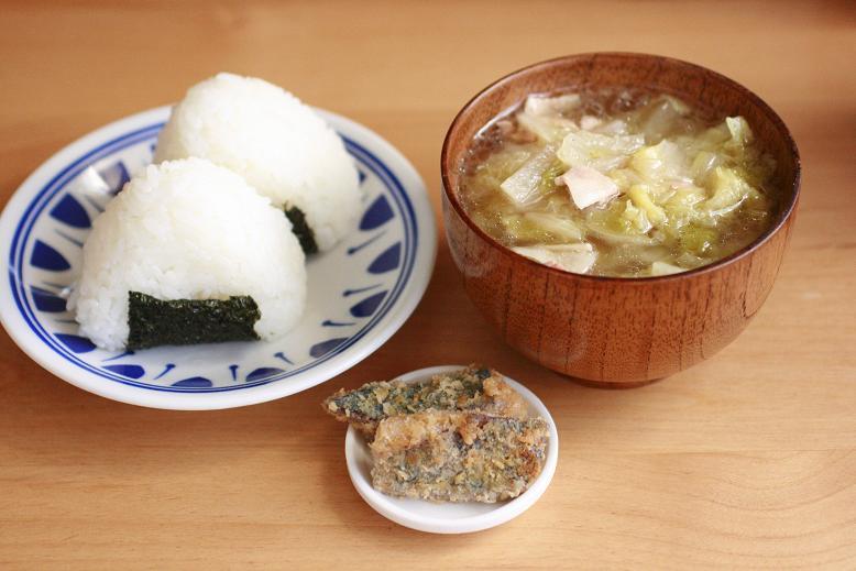 おにぎりと豚大根汁の朝ごはん