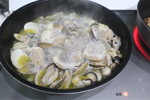 牡蠣と蛤のアヒージョ