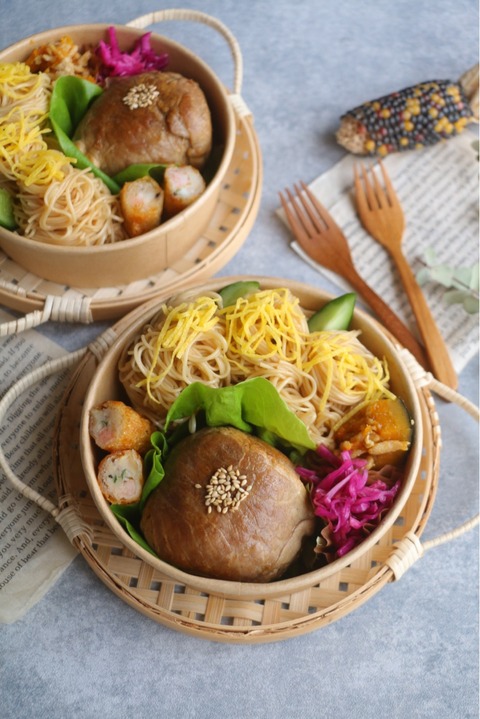 肉巻きおにぎりと和え麺弁当