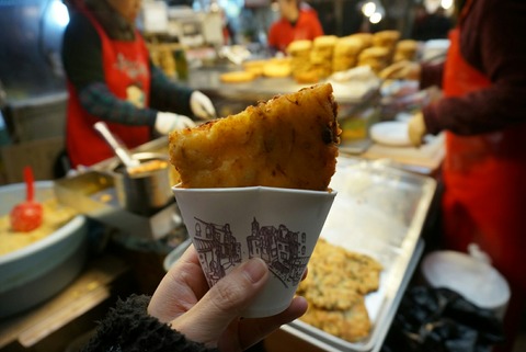 広蔵市場で緑豆チヂミ