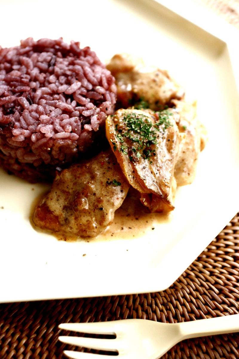 黒米とチキンのクリームソース