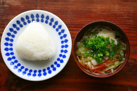 シンプル塩むすびの朝ごはん