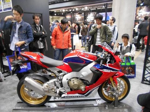 バイクの販売不振 「原付」が半減、駐車場不足も課題