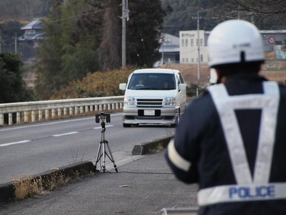 対向車のパッシングって「この先に警察や検問あるよー」って親切なサインだったのね・・