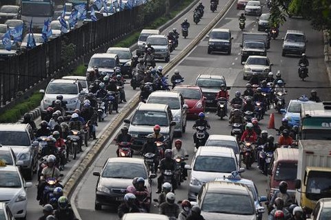 高速道路で渋滞中にバイクがすり抜けするじゃん 風になる速報 高速道路で渋滞中にバイクがすり抜けするじゃん 風になる速報