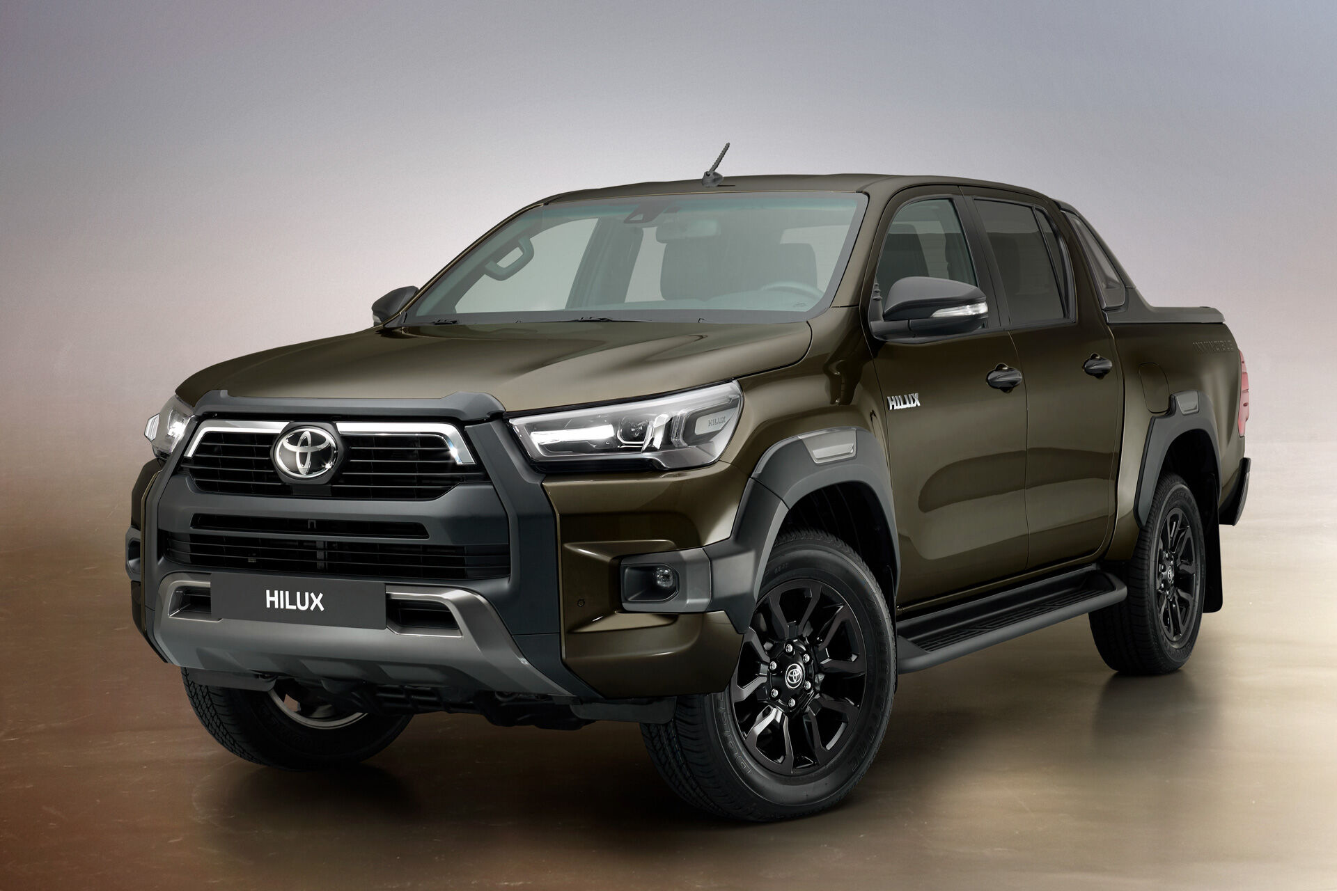 なぁハイラックスって大型駐車場止めてもいいよな 大型トラックとそんなサイズ変わらんし 乗り物速報