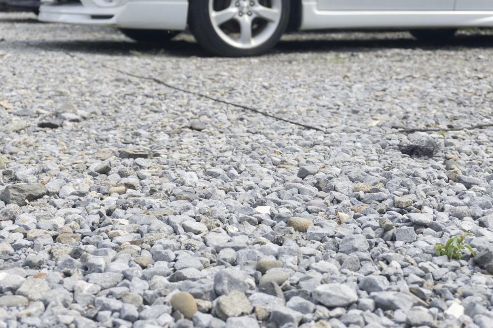500万円の車を野ざらしの砂利の駐車場に止めるのはありか なしか 乗り物速報