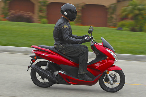 2011-Honda-PCX-action-right