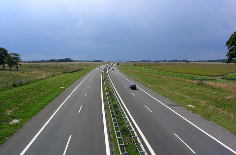 Autoroute (Photo de Darkone - Wikipedia commons)