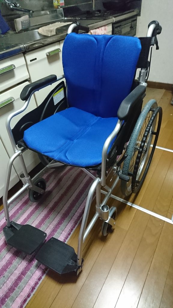 妻の車椅子を広げてみた : 妻の遺影が微笑んでいる