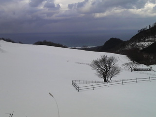 雪の碇高原牧場から見る日本海