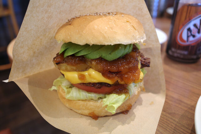パイナップルてりやきチーズバーガー アボカド スキレットダイナー 長久手市 けつログ