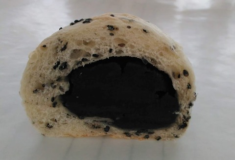 黒ゴマあんパン断面