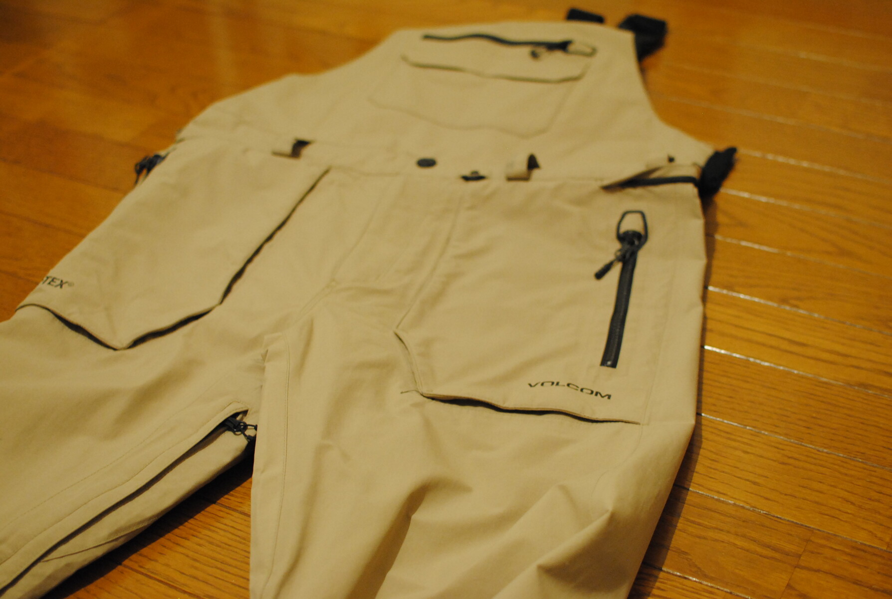 ビブパンツ最高すぎた [RAIN GORE-TEX BIB OVERALL / VOLCOM] : もぐら 