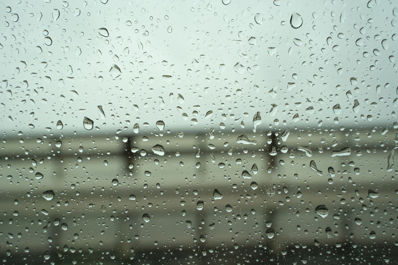 車内から見る水滴が張り付いた見窓 世界のローカル情報板
