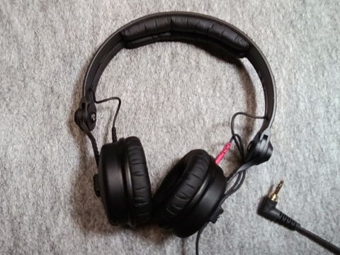 SENNHEISER HD 25 : Miki's mental world Blog edition