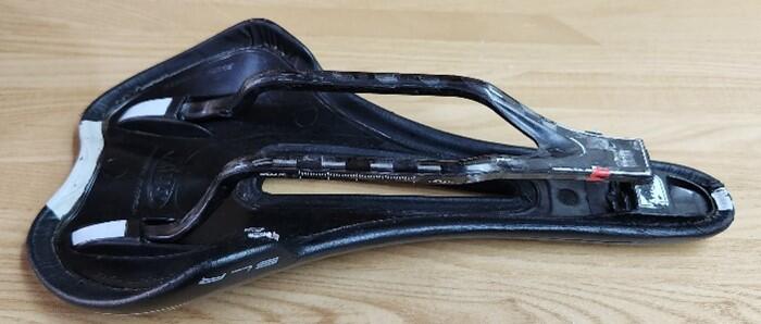 折れたカーボンサドルのカーボンレール 右 カーボンサドル 炭素繊維 超軽量 (GO.643double(フルカーボン