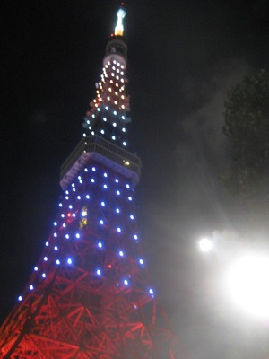 オリンピックカラーの東京タワー