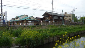 新河岸川から店を眺める。