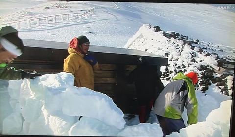 小屋の前に雪の壁を作る