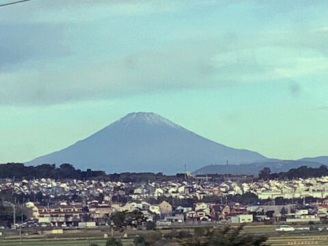 新幹線の車窓から 新幹線通勤の事務局長より 富士山の写真をお届けします 太郎坊のそよ風