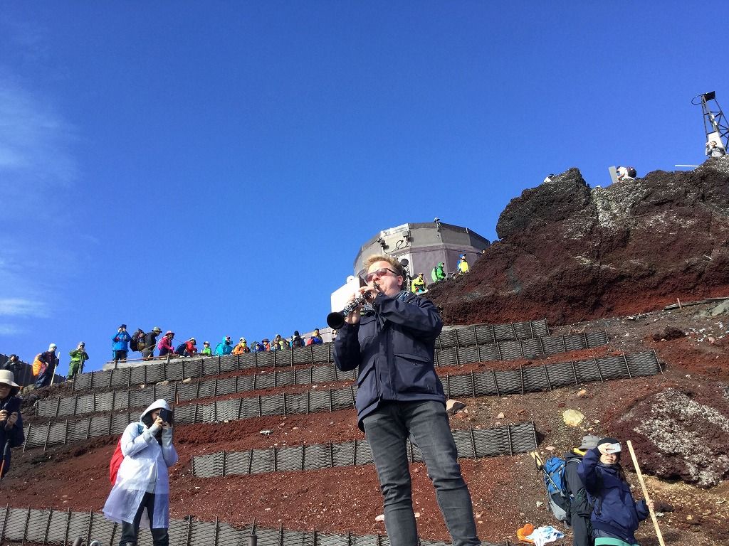 富士山頂で演奏実験 ベルリン フィルの首席クラリネット奏者とコラボ 太郎坊のそよ風 富士山頂で演奏実験 ベルリン フィルの首席クラリネット奏者とコラボ 太郎坊のそよ風