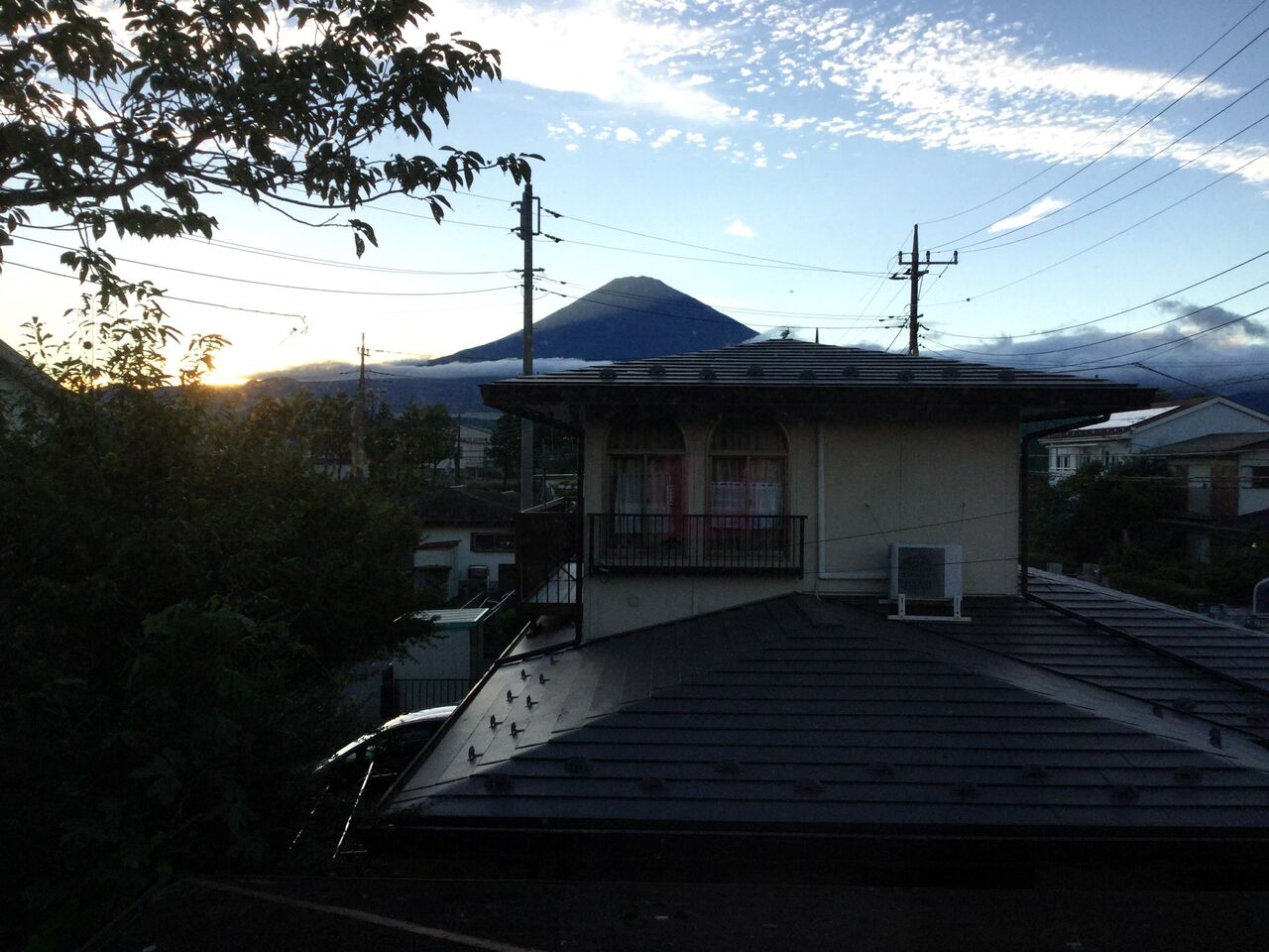 第３の観測サイト 御殿場基地事務所から撮影 秋空に映える富士山 太郎坊のそよ風