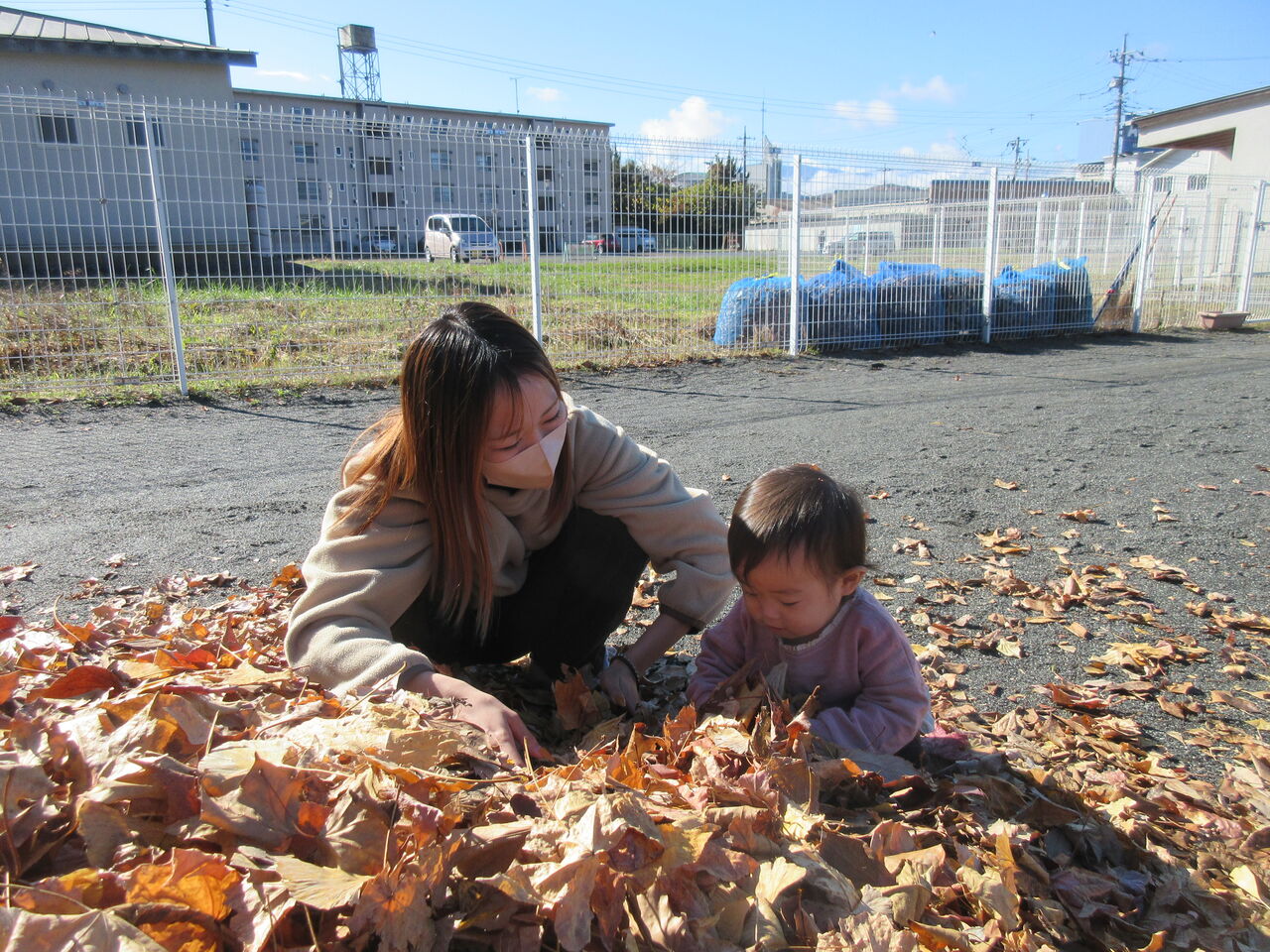 秩父こども園 つどいの広場はっぴー 落ち葉で遊んだよ はっぴー かふぇ