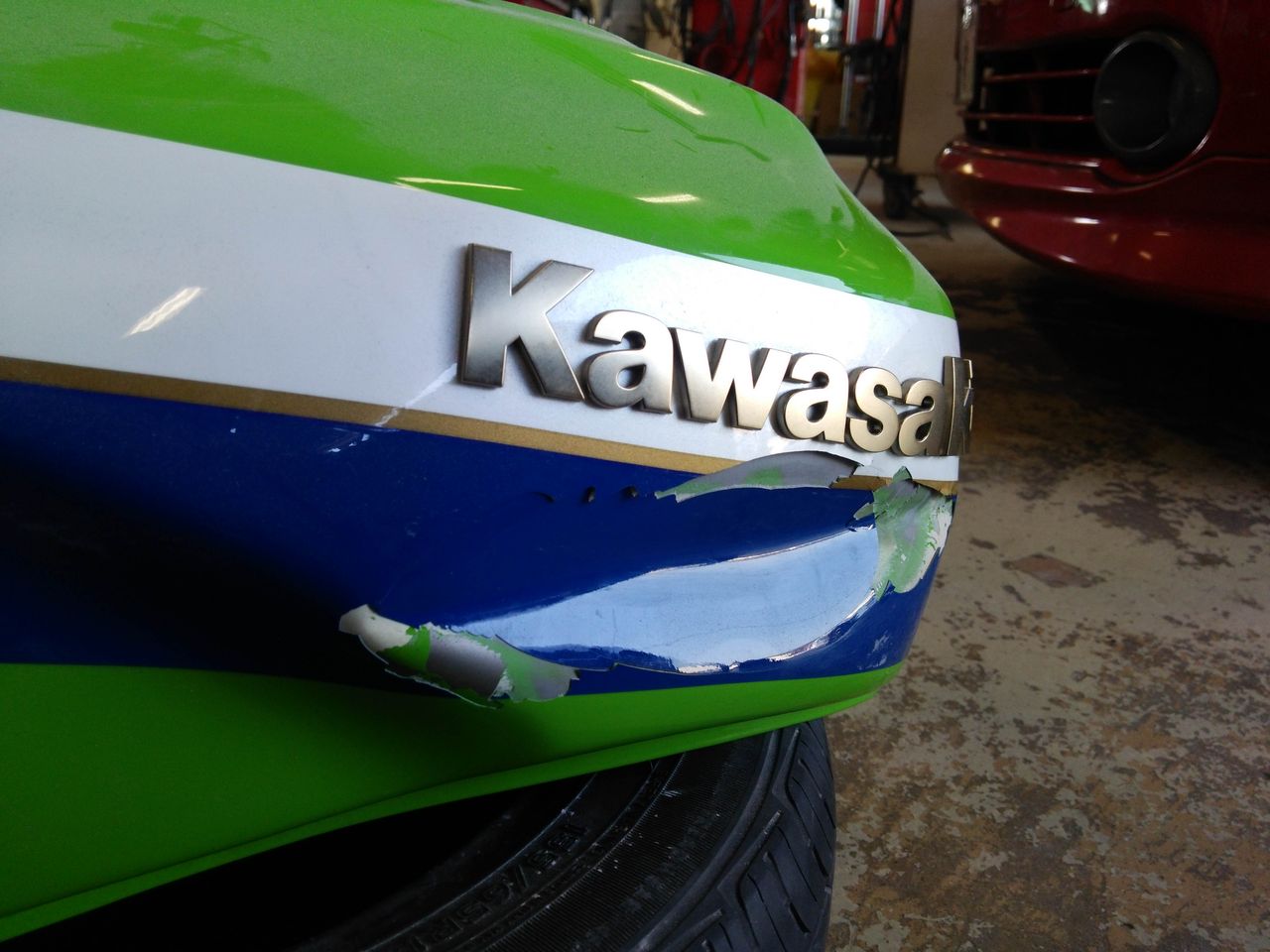 カワサキ ＺＲＸ タンク修理 : 車・バイクのキズ修理・板金塗装・全