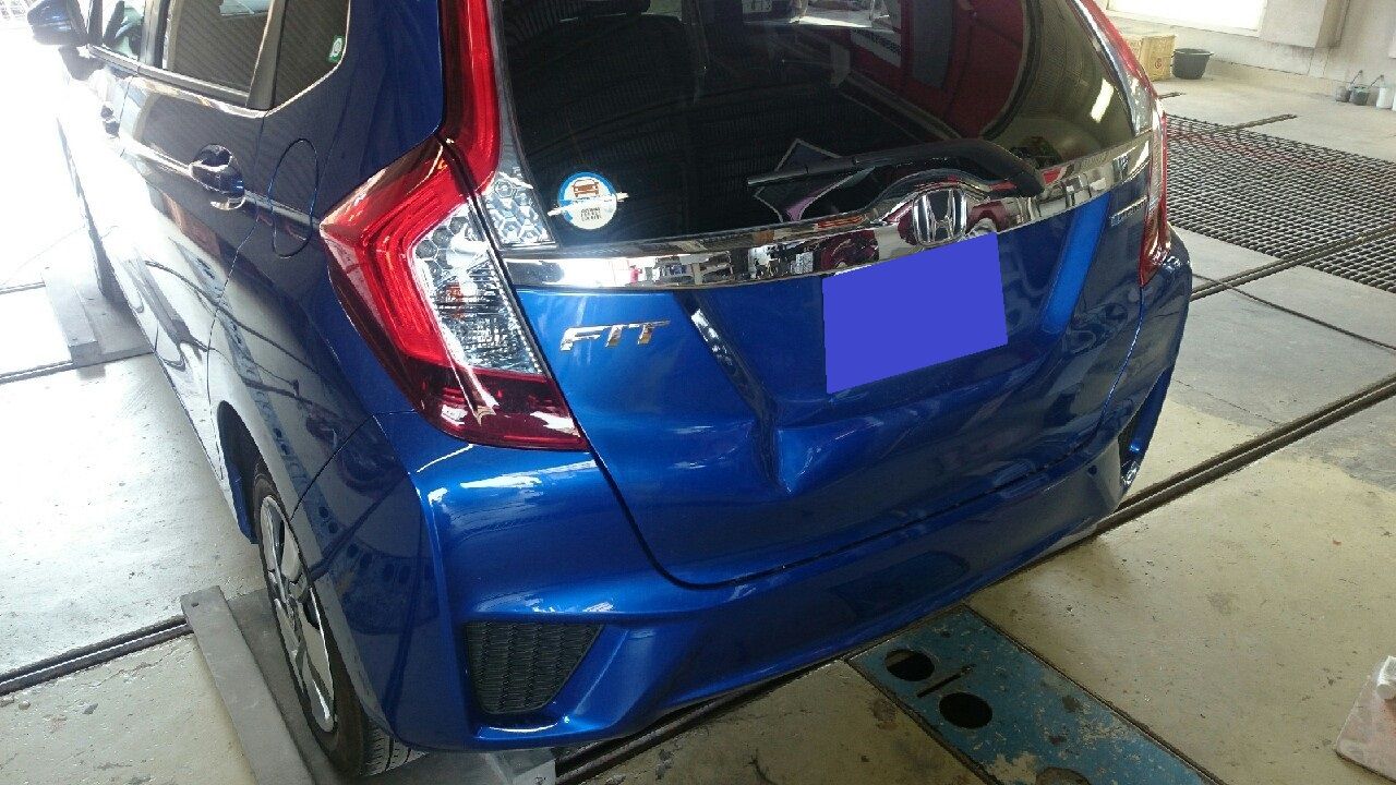 フィット バックドア板金 車 バイクのキズ修理 板金塗装 全塗装 トラック架装 施工例 愛媛県松山市ナップファクトリー