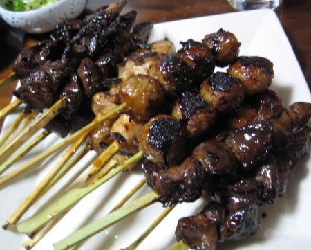 ���£���