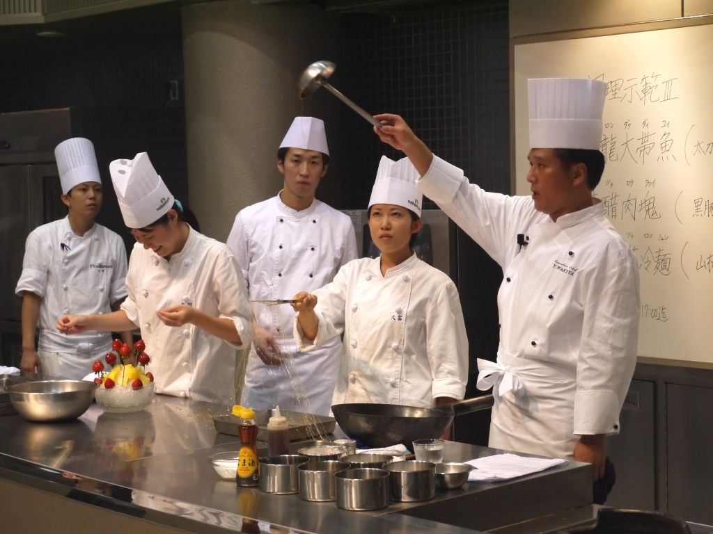 脇屋友詞シェフが新鉄人に てつ校長のひとり言