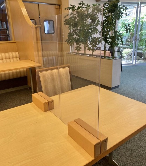 アクリル製遮蔽板