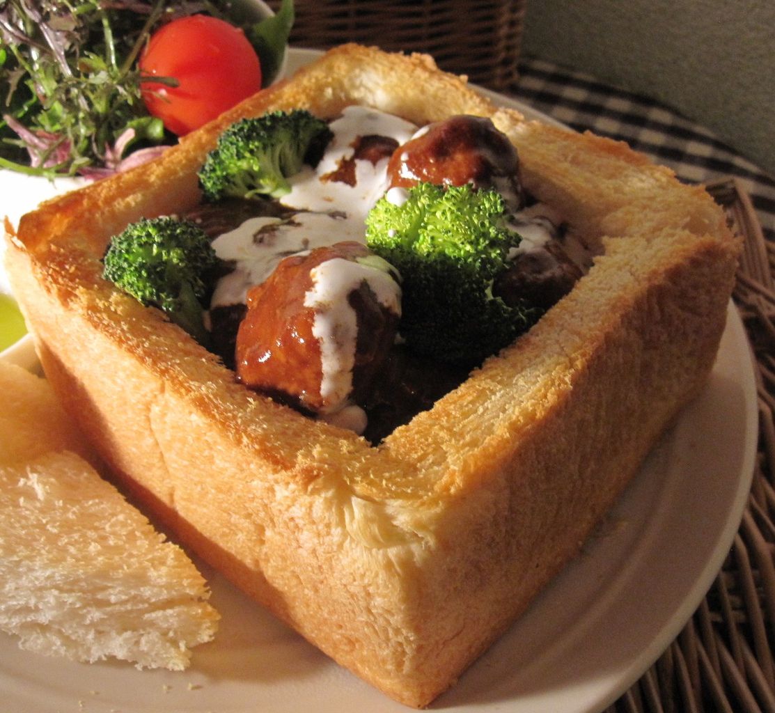 パンのお皿に入れたミートボールのハヤシソース Cafe Lusikka パンのお皿に入れたミートボールのハヤシソース Cafe Lusikka